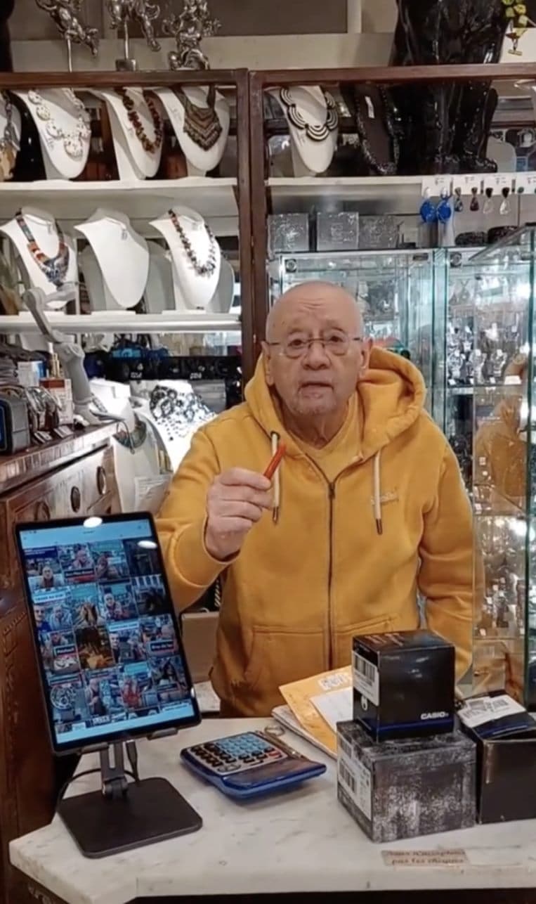 Derrière le comptoir